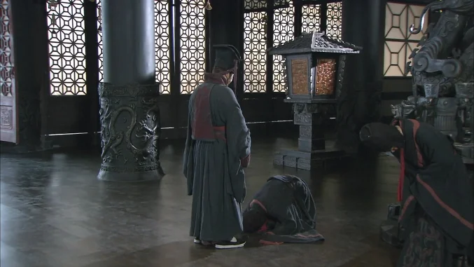 Little eunuch knelt on the ground